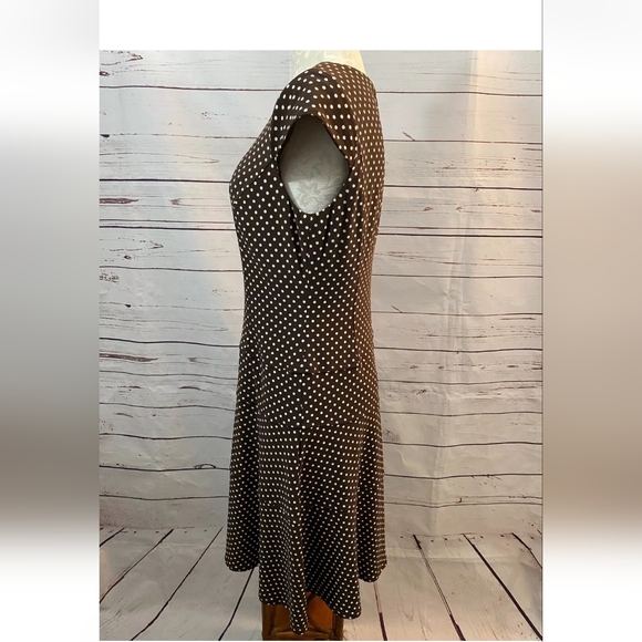 Jones New York Swing Dress Size 8 Polka Dot Brown Short Sleeve  Stretch. - Picture 2 of 3